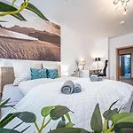 Gemuetliche Ferienwohnung Mit 2 Schlafzimmern, Kostenfreiem Parkplatz, Modernem Bad, Kueche, Waschmaschine & Trockner