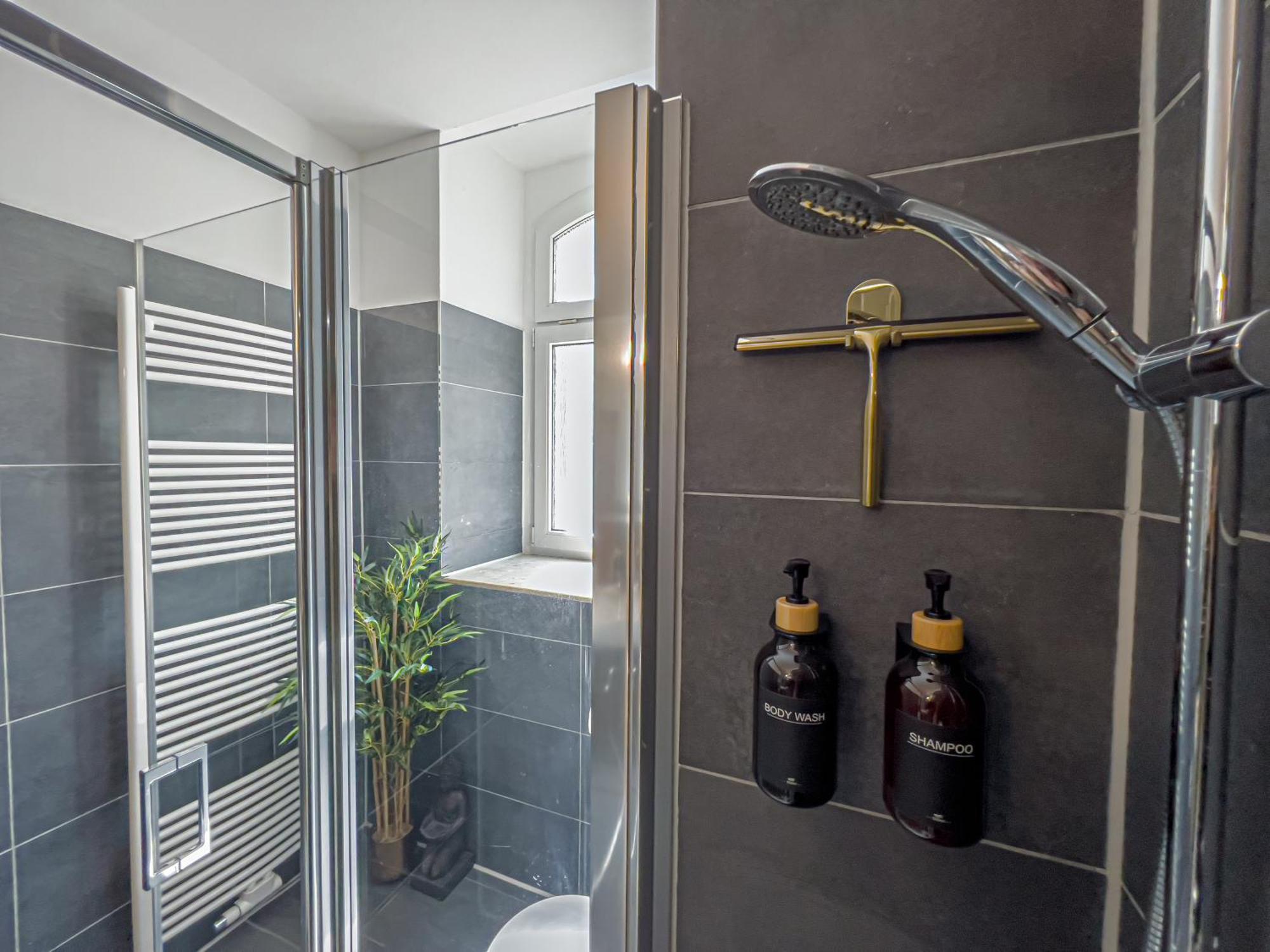 Gemuetliche Mit 2 Schlafzimmern, Kostenfreiem Parkplatz, Modernem Bad, Kueche, Waschmaschine & Trockner Apartment *