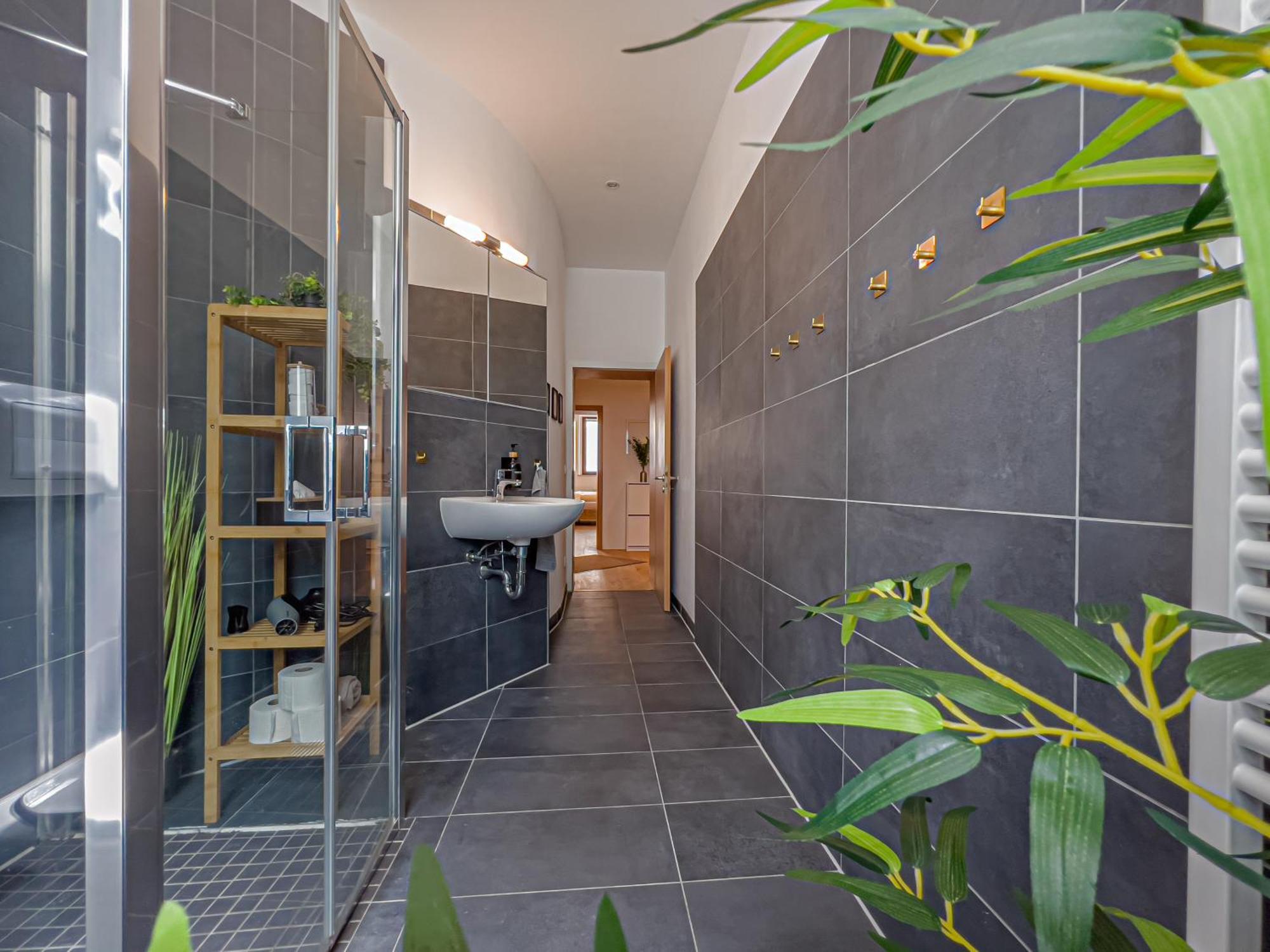 Apartment Gemuetliche Mit 2 Schlafzimmern, Kostenfreiem Parkplatz, Modernem Bad, Kueche, Waschmaschine & Trockner *